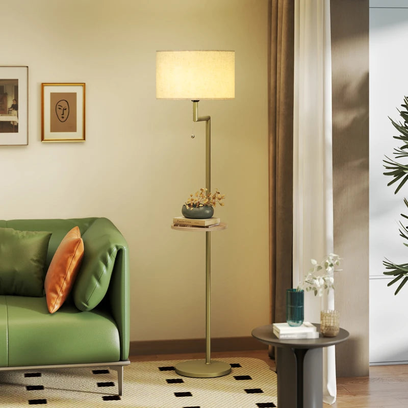 Lámpara de pie Teodolinda junto al sofá creando luz cálida en el salón