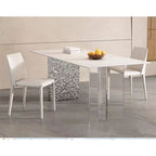Mesa Boston en un comedor moderno y luminoso con sillas alrededor