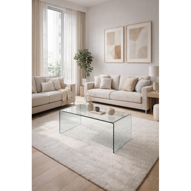 Mesa de centro de cristal Cantavieja frente a un sofá en un salón moderno