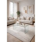 Mesa de centro de cristal Cantavieja frente a un sofá en un salón moderno