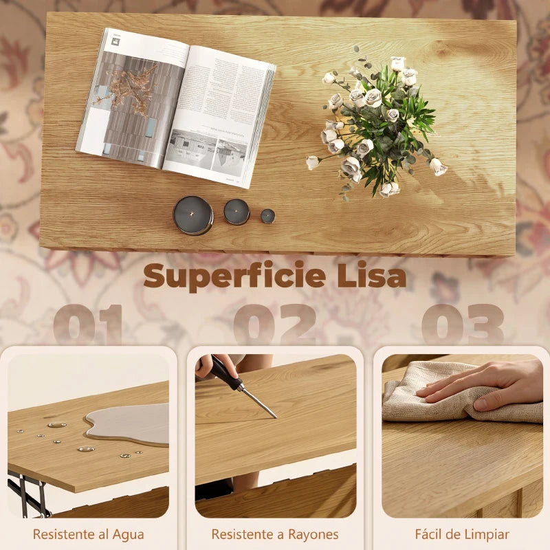 Mesa Auralite con el tablero subido a 50 cm mostrando la superficie de trabajo sobre el sofá