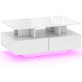 Mesa de centro LED Glowl en blanco brillo con luces encendidas en un salón moderno