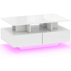 Mesa de centro LED Glowl en blanco brillo con luces encendidas en un salón moderno