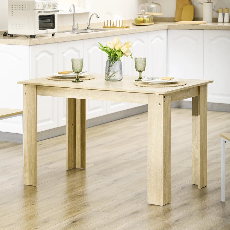 Mesa de comedor de roble en un comedor moderno con sillas