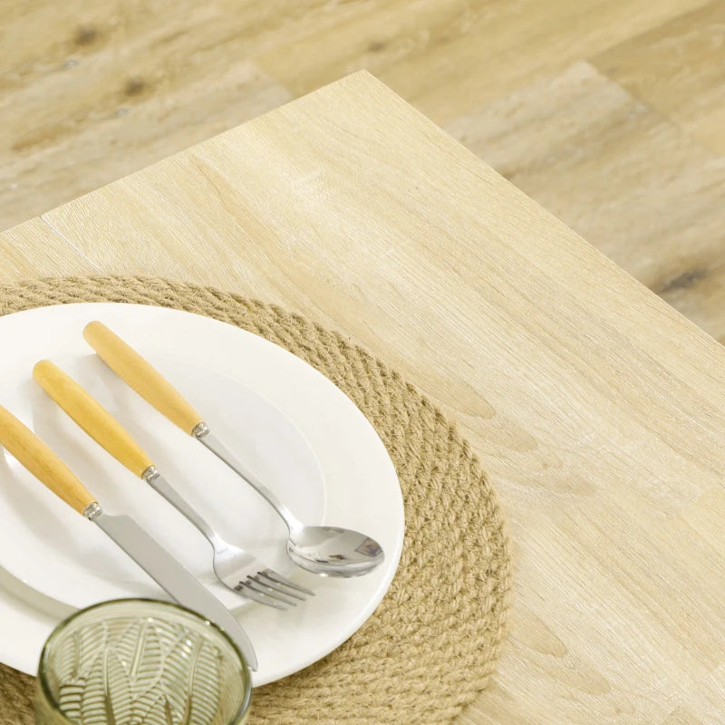 Detalle de la encimera con grano de madera en tono roble de la mesa