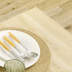 Detalle de la encimera con grano de madera en tono roble de la mesa