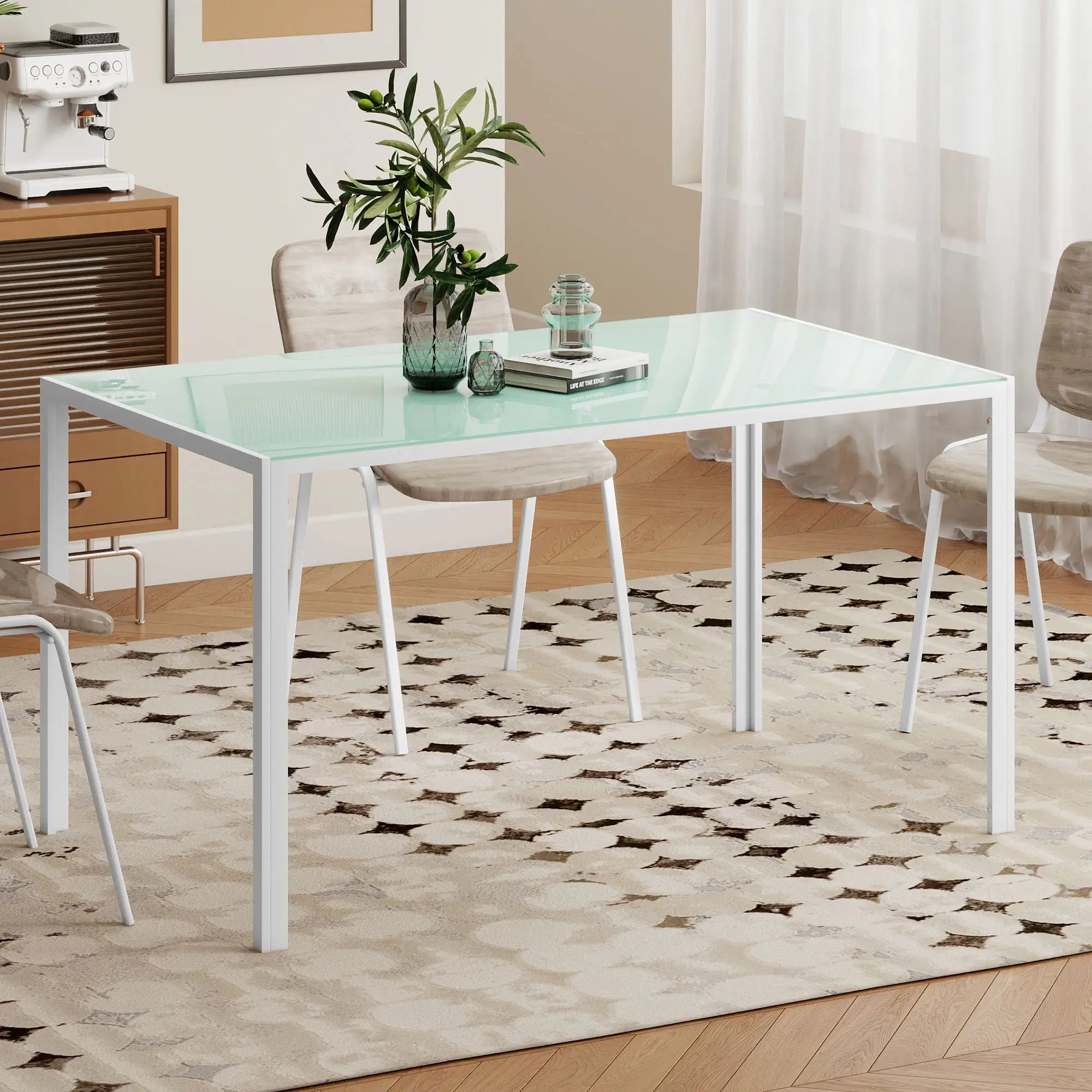 Mesa de comedor de cristal blanco en un comedor moderno con sillas