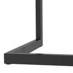 Vista lateral de la mesa de comedor Robur que muestra el grosor del tablero