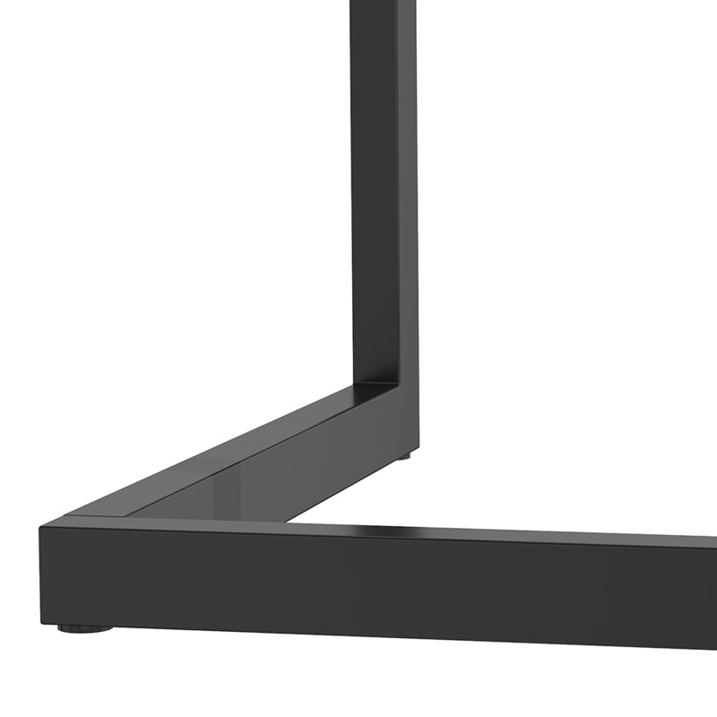 Vista lateral de la mesa de comedor Robur que muestra el grosor del tablero
