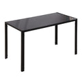 Mesa de comedor Shadó de cristal templado negro con patas de metal en un comedor moderno