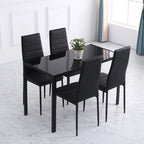 Mesa de comedor Shadó de cristal negro en un salón moderno con sillas