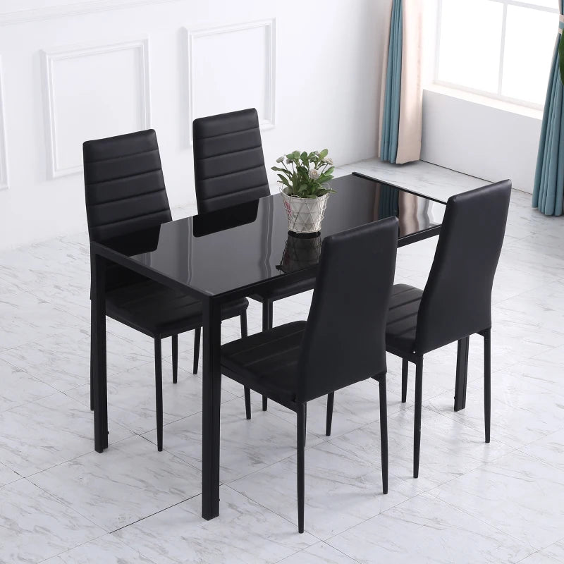 Mesa de comedor Shadó de cristal negro en un salón moderno con sillas