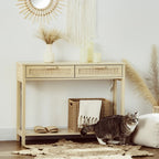 Mesa consola Bali de estilo boho integrada en un salón