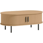 Mesa de centro ovalada Nala en acabado tono madera natural con puertas de tambor deslizantes y patas metálicas en un salón decorado.