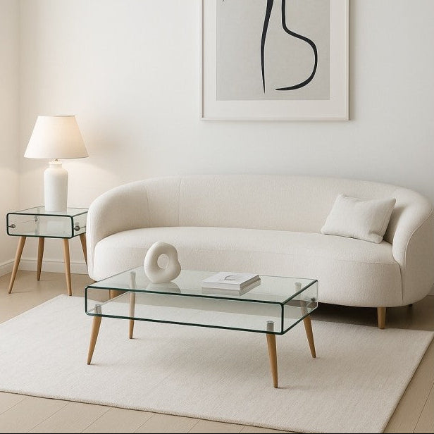 Mesa de centro Orea frente a un sofá en un salón de estilo nórdico