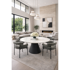 Mesa Orlando en un comedor elegante rodeada de sillas