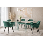 Mesa de cristal Phoenix en un comedor moderno con sillas