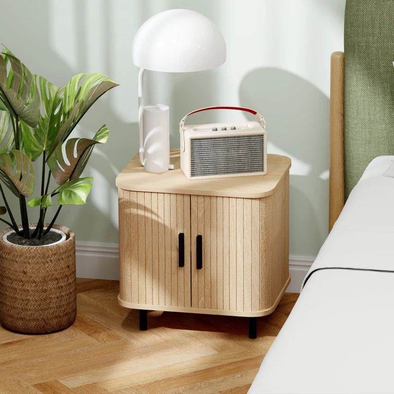 Mesita de noche de estilo escandinavo junto a una cama en un dormitorio