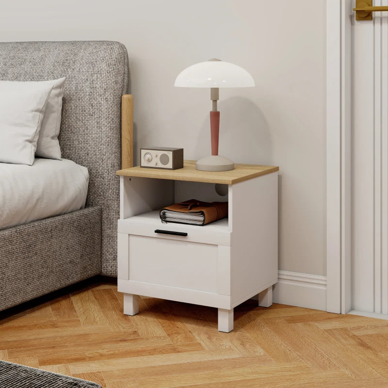Detalle de la encimera en efecto madera natural con tirador negro