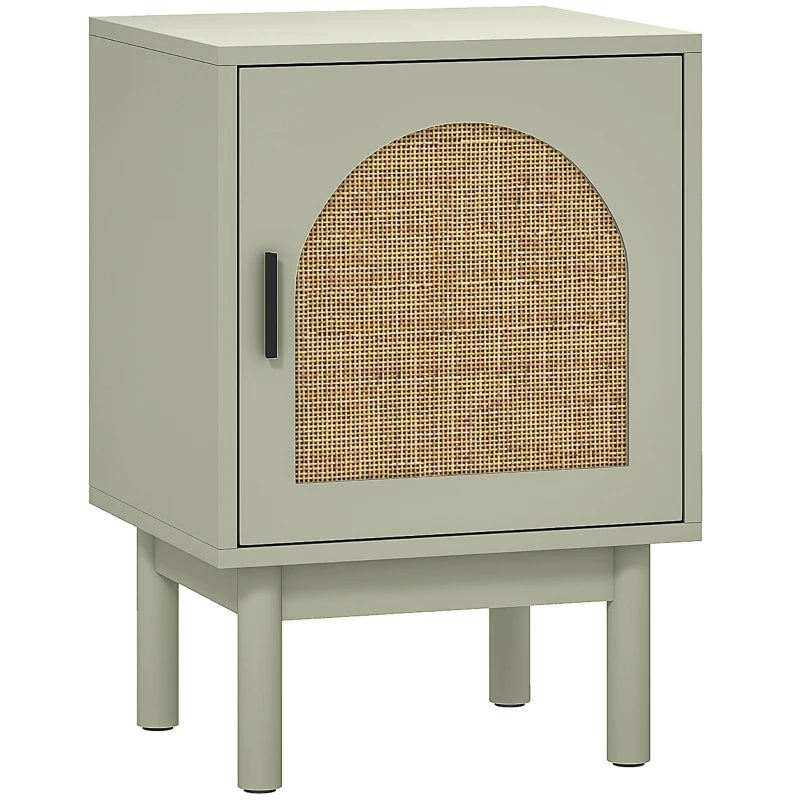 Mesita de noche Menorca en verde claro con puerta de ratán junto a la cama