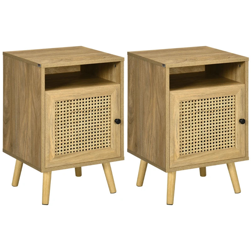 Juego de dos mesitas de noche Cadaqués en madera natural con puerta de ratán junto a la cama