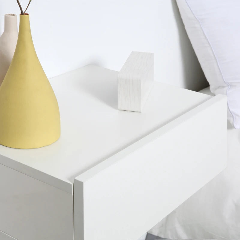 Encimera de la mesita con lámpara, libro y vaso de agua