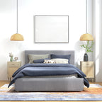 Mesitas Savannah a ambos lados de la cama en un dormitorio boho