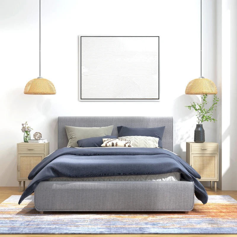 Mesitas Savannah a ambos lados de la cama en un dormitorio boho