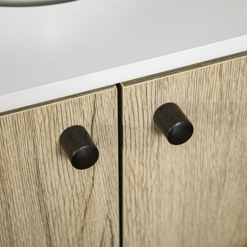 Detalle de las puertas de panel liso en blanco con pomos metálicos