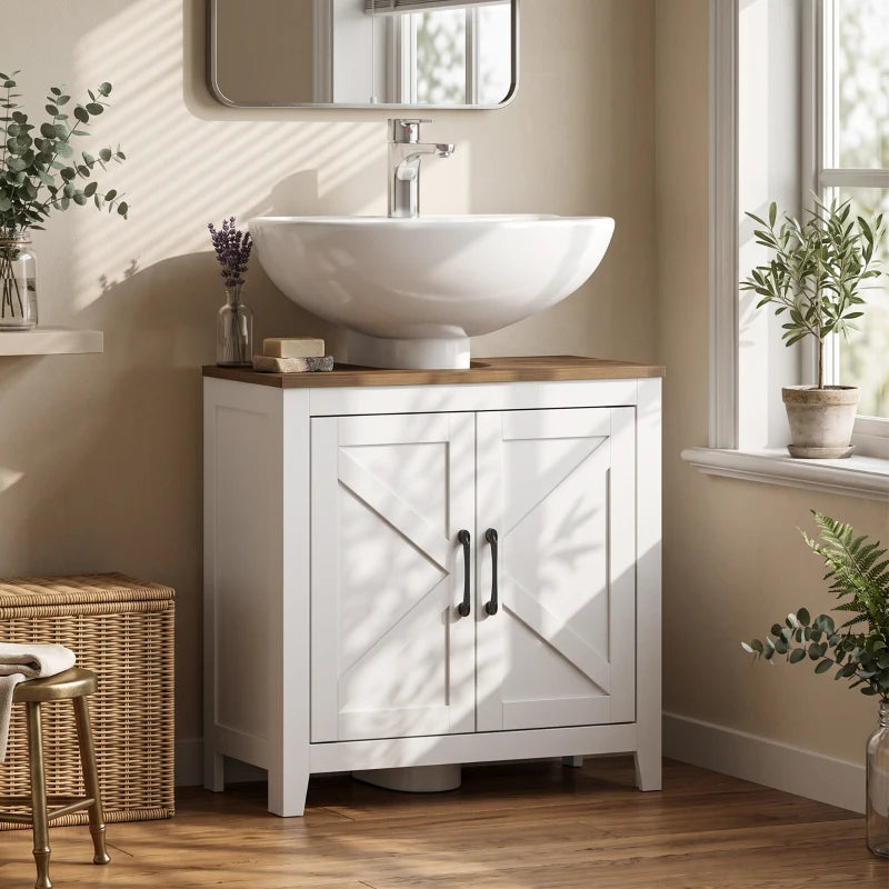 Mueble de baño rústico instalado bajo el lavabo en un baño de estilo campestre
