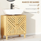 Asas redondas de latón sobre las puertas de lamas del mueble de baño