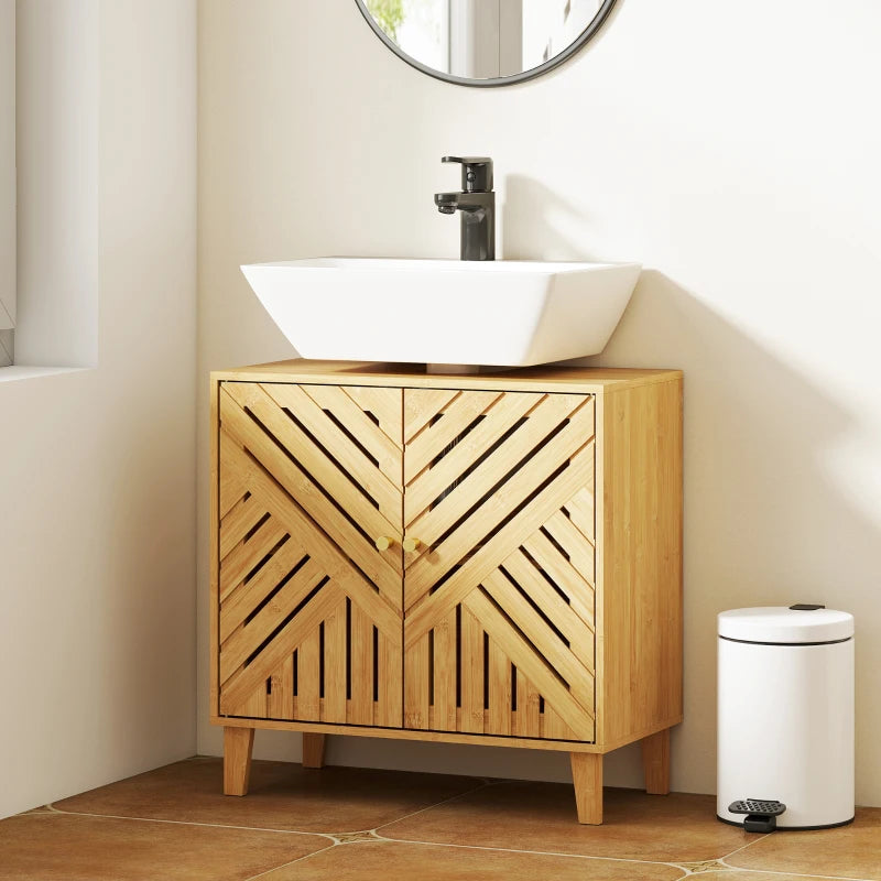 Mueble de baño de bambú natural en un baño de estilo nórdico