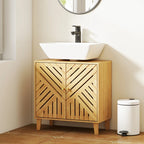 Mueble de baño de bambú natural en un baño de estilo nórdico