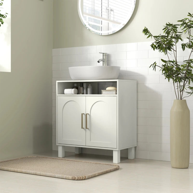 Mueble bajo lavabo Bibury colocado en un baño pequeño y ordenado