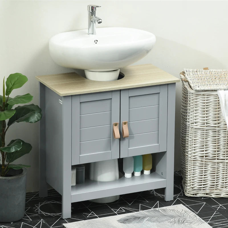 Mueble Halvard bajo un lavabo en un baño de estilo nórdico