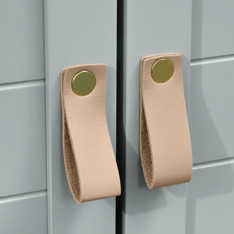 Detalle de los tiradores de cuero sintético del mueble Halvard