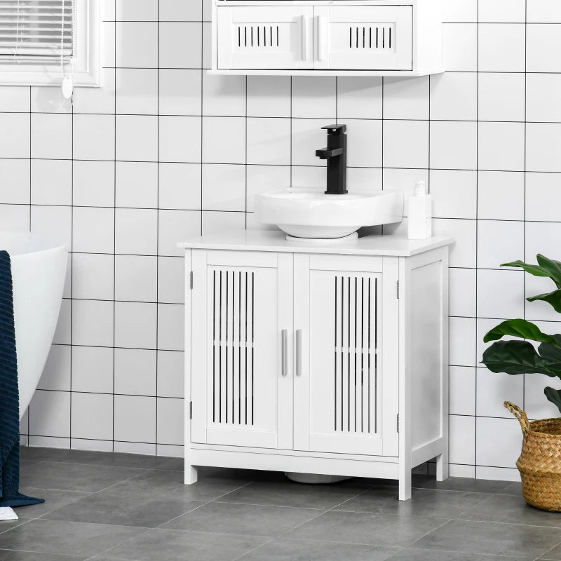 Mueble Lattimer bajo un lavabo en un baño luminoso