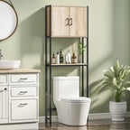 Mueble sobre inodoro instalado en un baño pequeño de estilo industrial