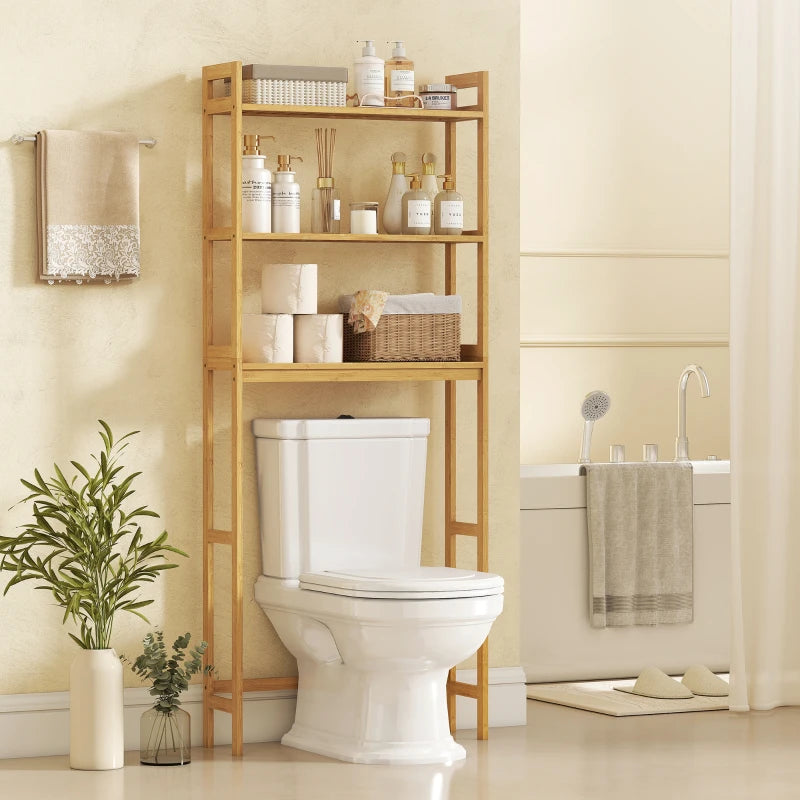Mueble sobre inodoro de bambú instalado en un baño pequeño de estilo natural