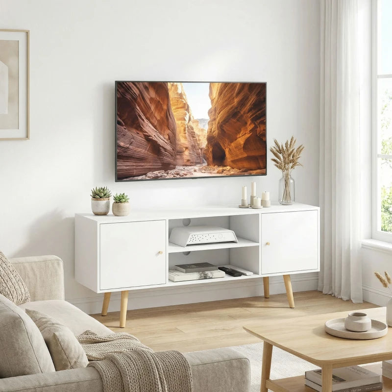 Mueble de televisión blanco y madera en un salón minimalista con pantalla encima