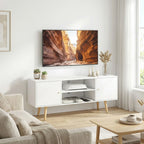 Mueble de televisión blanco y madera en un salón minimalista con pantalla encima