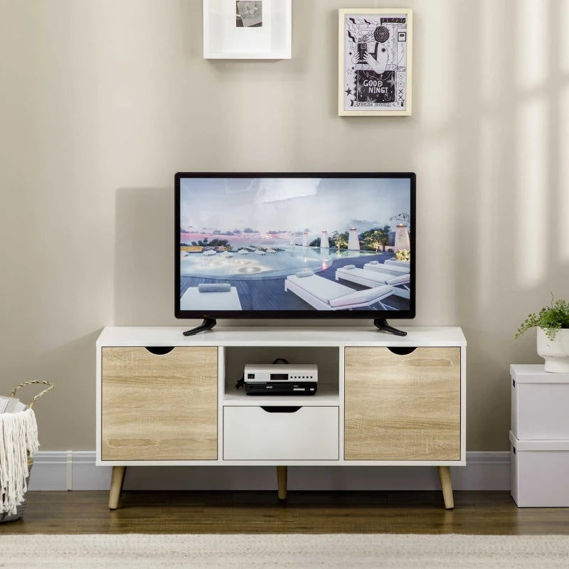Mueble de televisión blanco y madera natural en un salón moderno con pantalla encima
