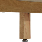 Detalle de las patas de madera y la base elevada del mueble de TV