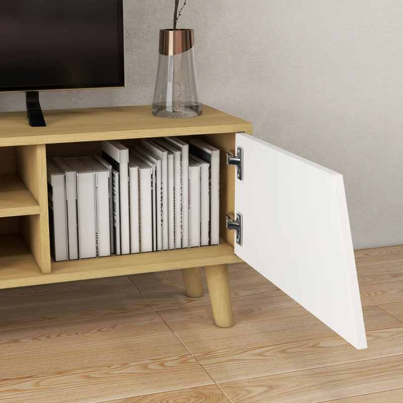 Detalle de las dos puertas sin tirador del mueble de TV en acabado roble
