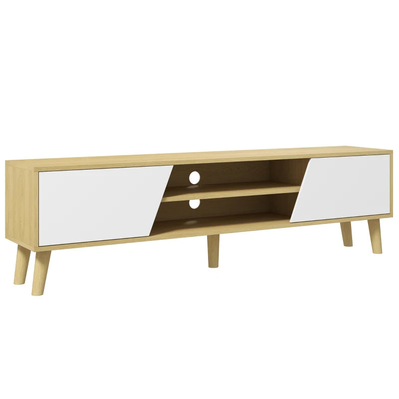 Detalle de las patas de madera y la base elevada del mueble de TV