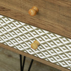 Detalle de los pomos de madera y el asa recortada de los cajones