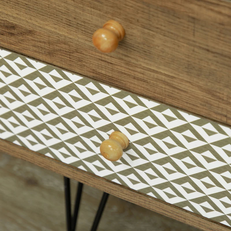 Detalle de los pomos de madera y el asa recortada de los cajones