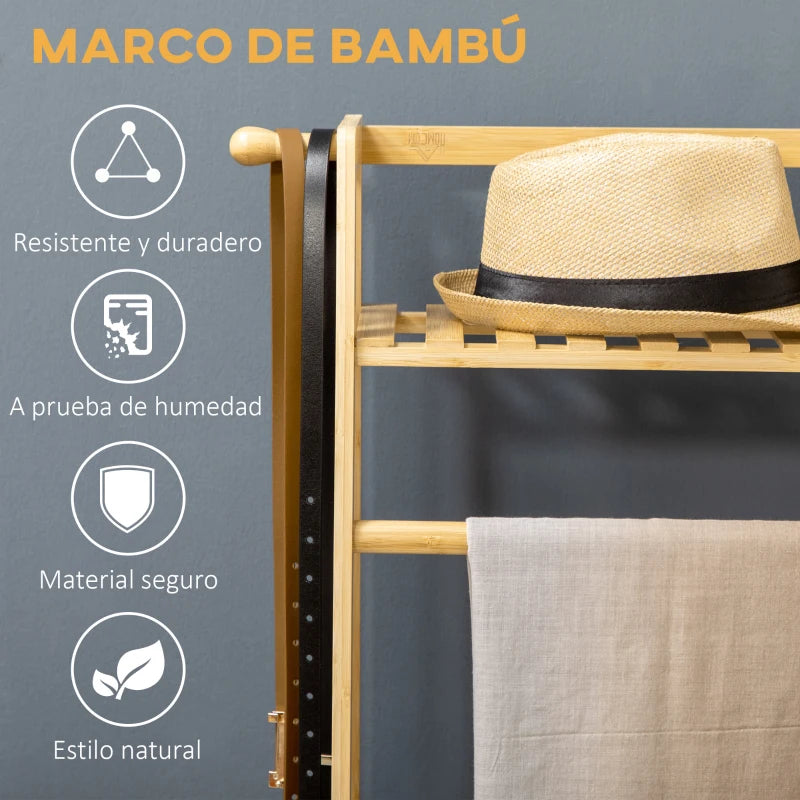 Estante superior de listones del perchero con plantas y adornos