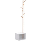 Perchero de pie Kodama de bambú con forma de árbol y banco inferior en una entrada moderna