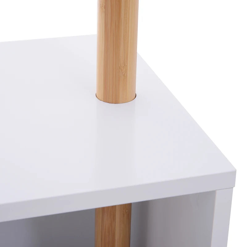 Detalle del acabado natural en bambú del perchero de pie Kodama